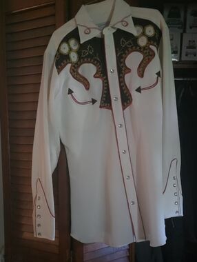Embroidered White Western Dress Shirt with Decorative Accents